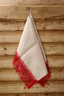 Lina dvielis 45cm x 70cm ar tumši sarkanu mežģīni – sirsniņas