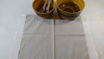 Lina dvielis 45x70cm ar lina mežģīni-baltas puķes