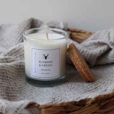 Sojas vaska svece - Bumbiers un frēzija (caurspīdīga)