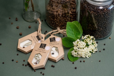 AROMĀTISKAIS VASKS AR KADIĶA AROMĀTU