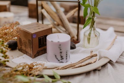 SOJAS VASKA SVECE AR LAVANDAS AROMĀTU - LILLĀ (XL)