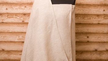 Komplekts sievietei: Lina auduma pirts kleita sievietei un dvielis 80x160cm ar 7 cm platu pelēku lina mežģīni - gulbji. Kleita ar gumiju un lipekli (krāsa-gaiši pelēka)