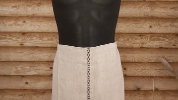 Lina pirts svārki vīrietim ar tautisku lentu