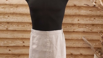 Lina pirts svārki vīrietim ar tautisku lentu