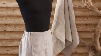 Komplekts vīrietim: Lina dvielis 80x150cm un pirts svārki ar gaiši pelēkbaltu tautisku lentu