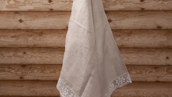 Lina dvielis 80x160cm ar mežģīni-baltas puķes