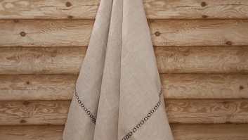 Lina dvielis 80x150cm ar tautisku lentu (sūnu pelēkzaļa) abās dvieļa malās