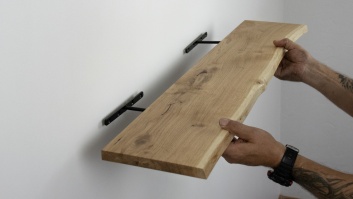 Ozola dēļa plaukts ar neredzamiem kronšteiniem un dzīvo malu