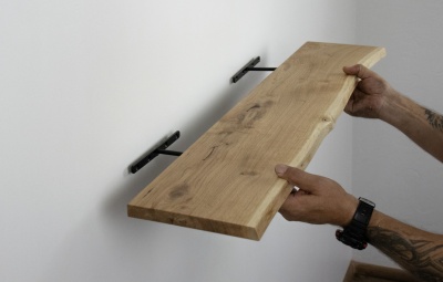 Ozola dēļa plaukts ar neredzamiem kronšteiniem un dzīvo malu