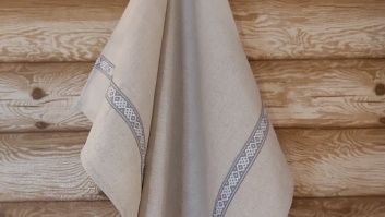 Lina dvielis 45x70cm ar pelēkbaltu tautisku lentu