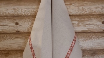 Lina dvielis 45x70cm ar sarkanbrūnganu tautisku lentu