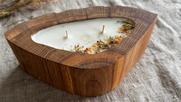 Dabīgas sojas vaska svece rokdarbā kokā.