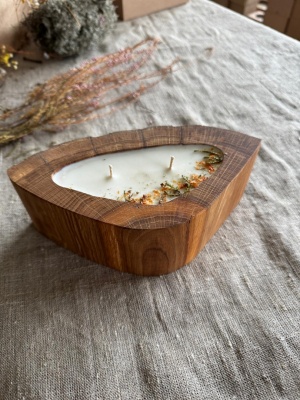 Dabīgas sojas vaska svece rokdarbā kokā.