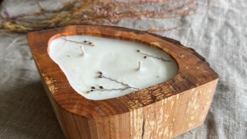 Dabīgas sojas vaska svece rokdarbā kokā