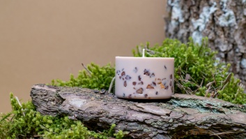 SOJAS VASKA SVECE AR LIEPZIEDA - MEDUS AROMĀTU (S)