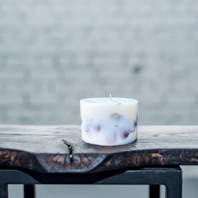 SOJAS VASKA SVECE AR MELNĀS ORHIDEJAS AROMĀTU (S)