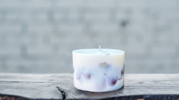 SOJAS VASKA SVECE AR MELNĀS ORHIDEJAS AROMĀTU (S)