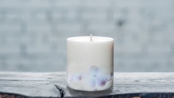 SOJAS VASKA SVECE AR MELNĀS ORHIDEJAS AROMĀTU (XL)