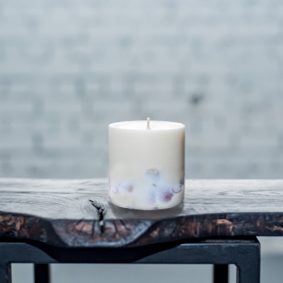 SOJAS VASKA SVECE AR MELNĀS ORHIDEJAS AROMĀTU (XL)