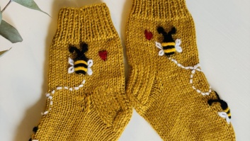 Mīkstas un siltas bērnu pusvilnas zeķītes ar bišu rakstu