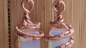 Vara auskari ar mēness akmeni