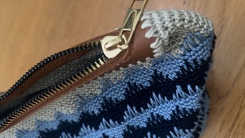 Tamborēta kosmētikas somiņa ceļojumiem no kokvilnas dzijas