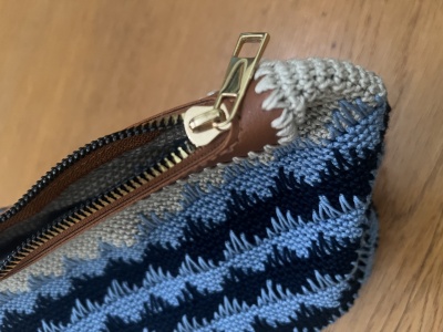 Tamborēta kosmētikas somiņa ceļojumiem no kokvilnas dzijas