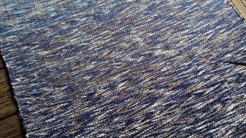 Paklājiņš no pārstrādātiem diegiem un efektdzijas