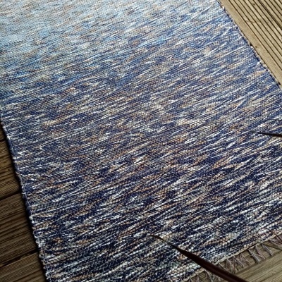 Paklājiņš no pārstrādātiem diegiem un efektdzijas